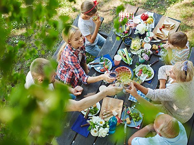 Dein Lebensstil, Familie gemeinsam am voll gedeckten Tisch im Garten, Adobe Stock, pressmaster