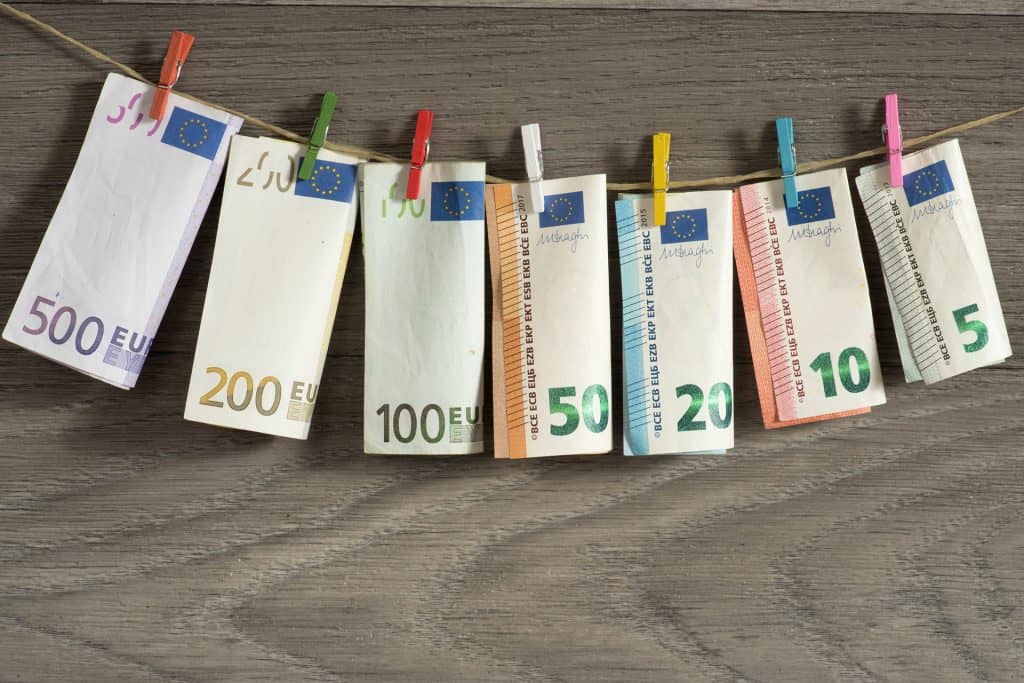 Euro Geldscheine an einer Wäscheklammer, Adobe Stock, studio v-zwoelf