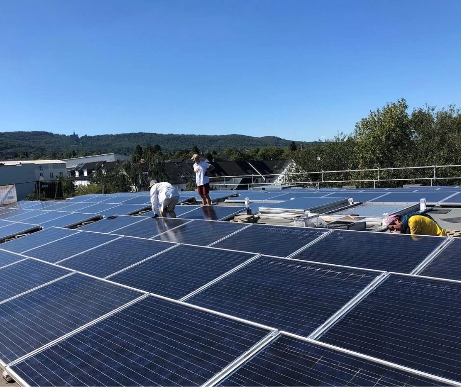 Solarmodule auf einem Hausdach mit Blick auf Hügel