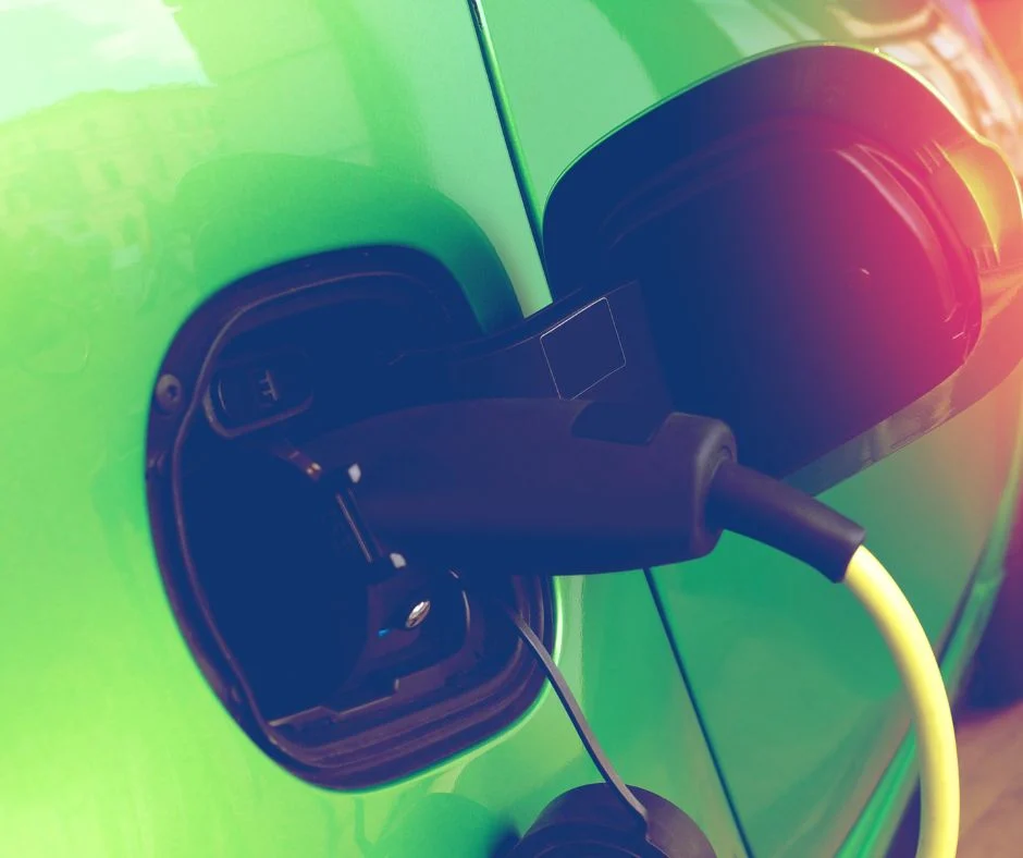 Ladekabel steckt in einem Elektroauto