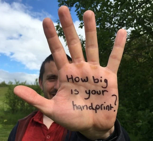 Hand mit der Aufschrift „How big is your handprint?“
