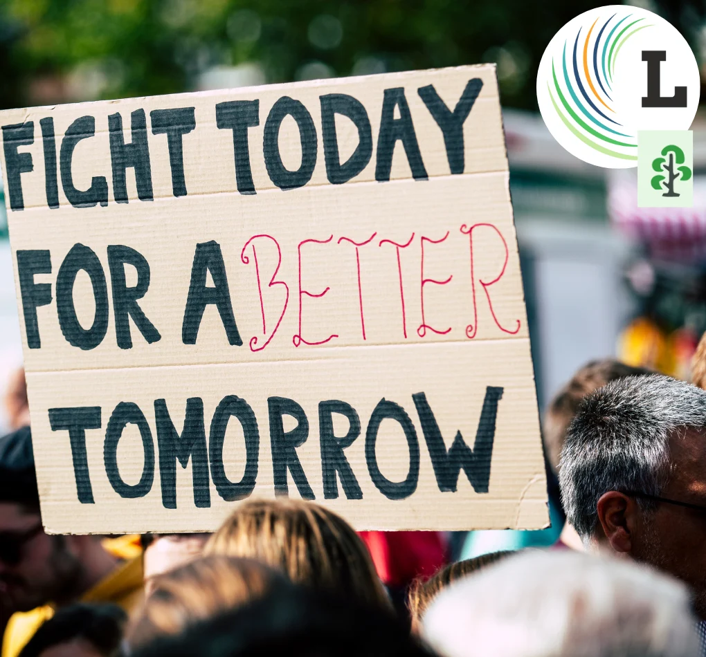 Werde-Klimabotschafter-e1754167577242-jiMVAT Demonstrantin hält ein Schild mit der Aufschrift „Fight today for a better tomorrow“