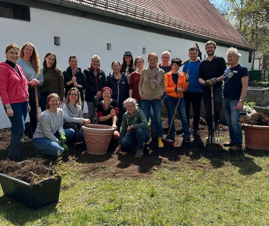 Gruppenfoto der Teilnehmenden eines Nachhaltigkeitstags im Garten