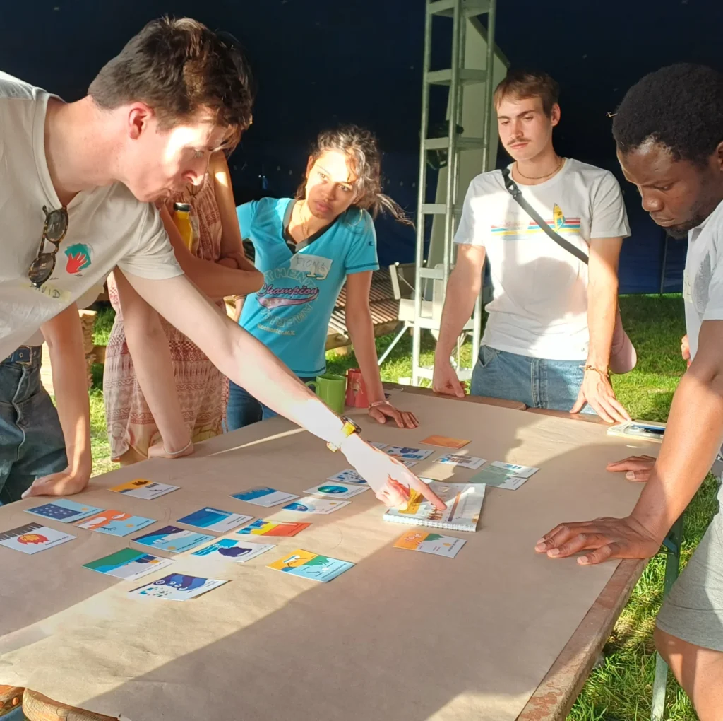 Karte legen im Klimapuzzle