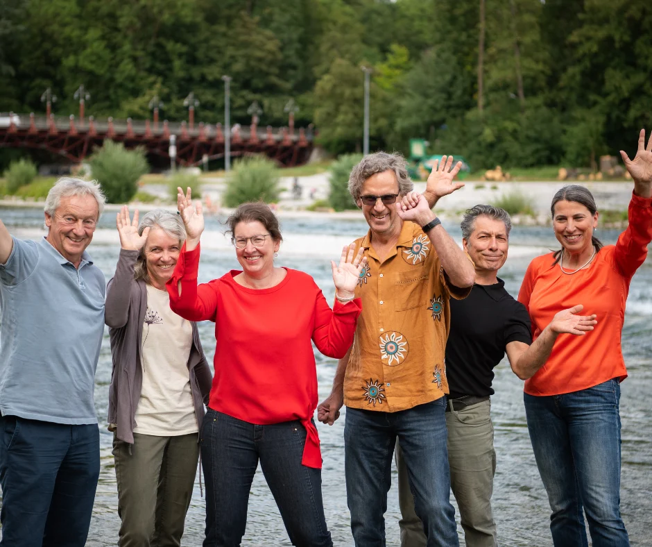 Das Leocor-Team steht lachend am Ufer eines Sees
