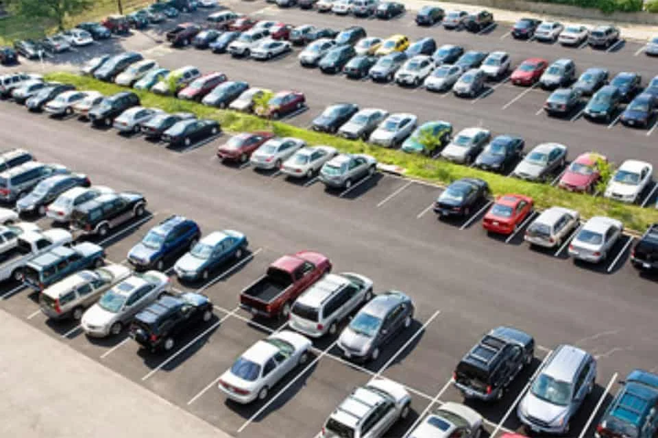 Luftbild eines großen Parkplatzes mit vielen Autos