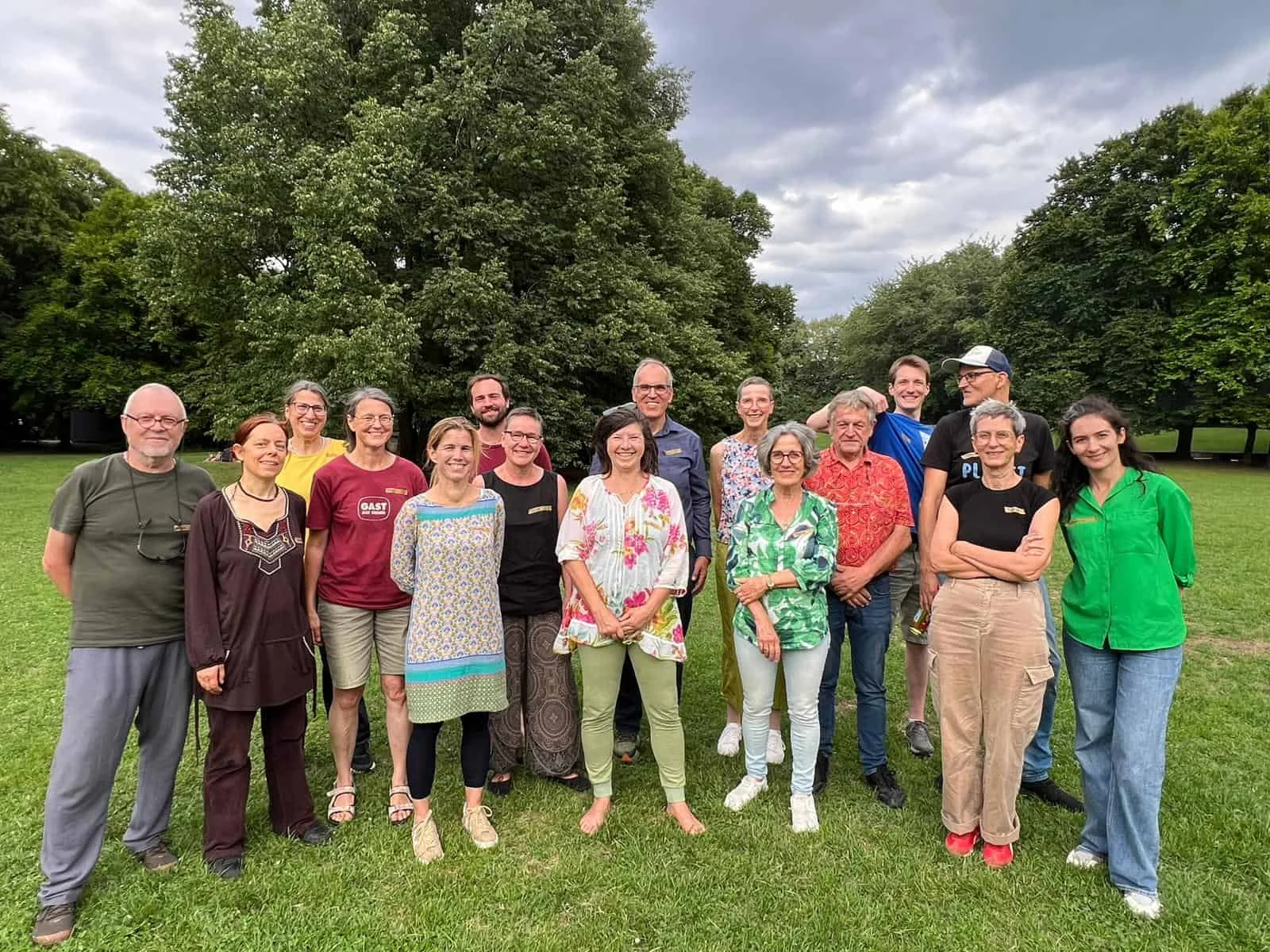 Gruppenfoto von Menschen beim Sommerpicknick auf einer Wiese