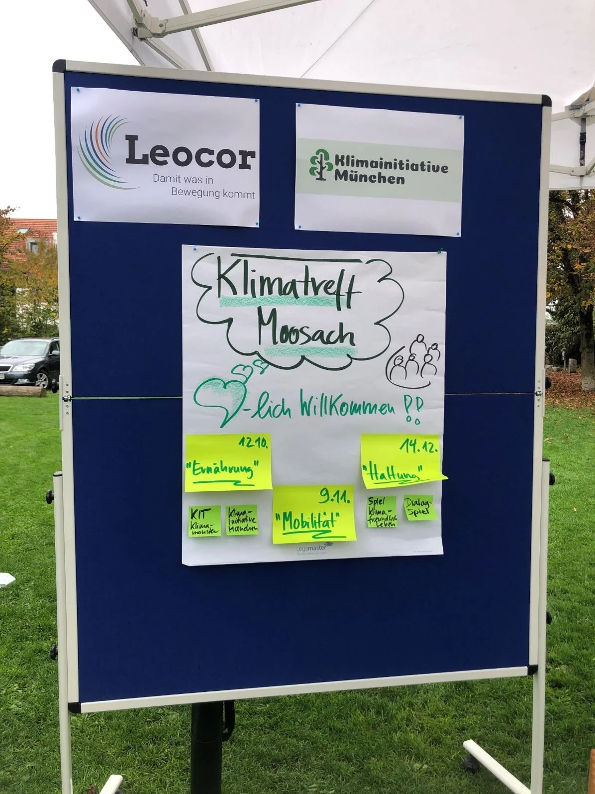 Pinnwand mit Leocor-Plakat im Freien