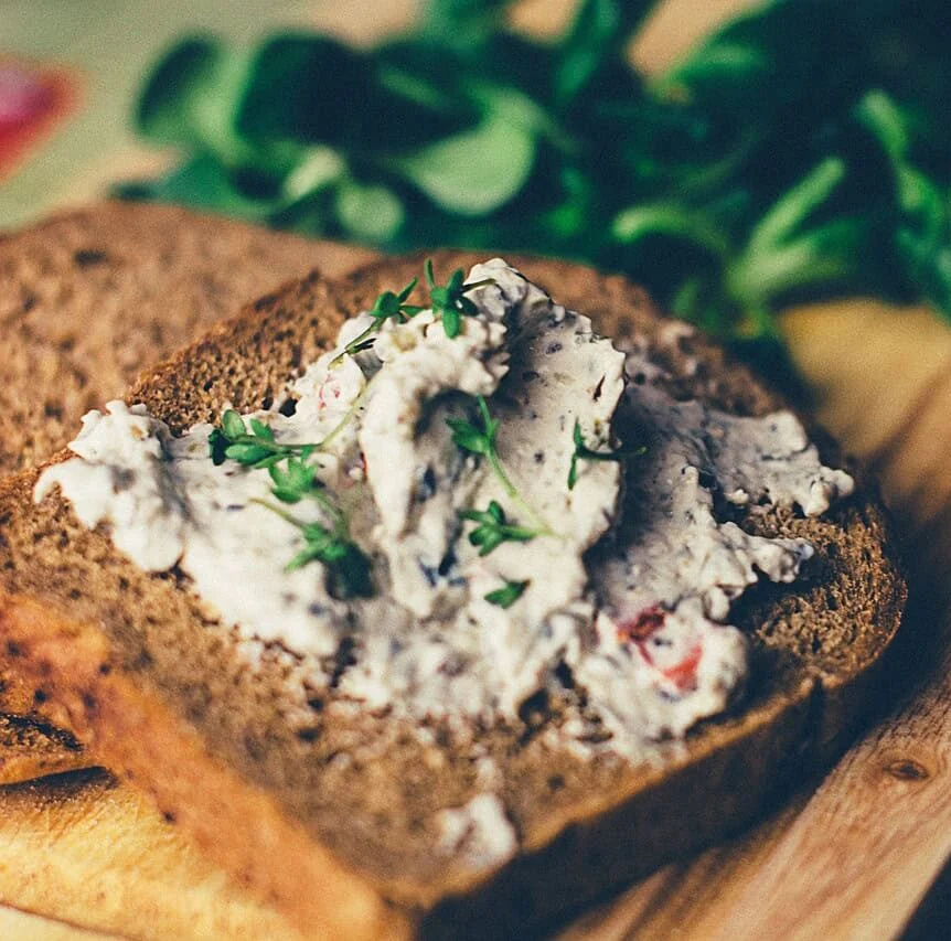 Brot mit Aufstrich und Kräutern