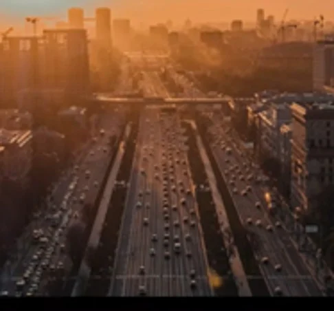Straße bei Sonnenuntergang aus der Vogelperspektive