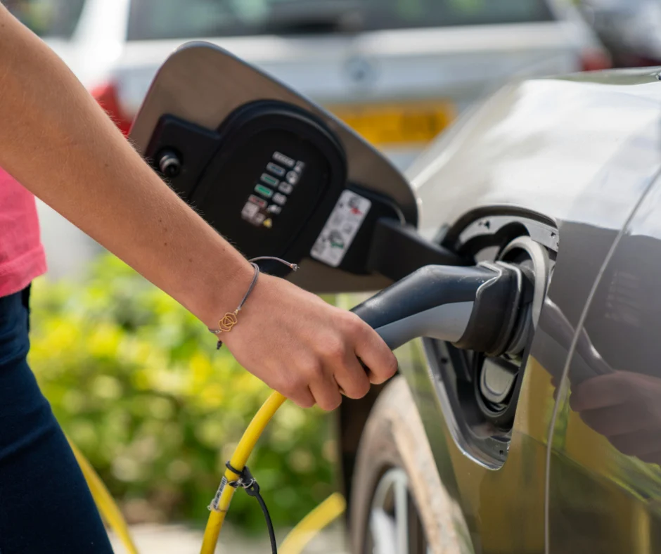Ladestecker wird in ein Elektroauto gesteckt