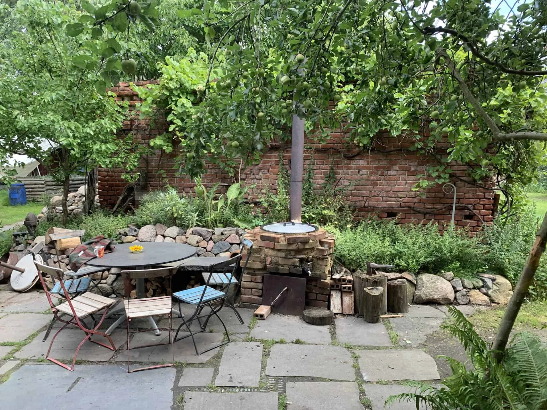 Gartenplatz mit Tisch und Stühlen im Grünen