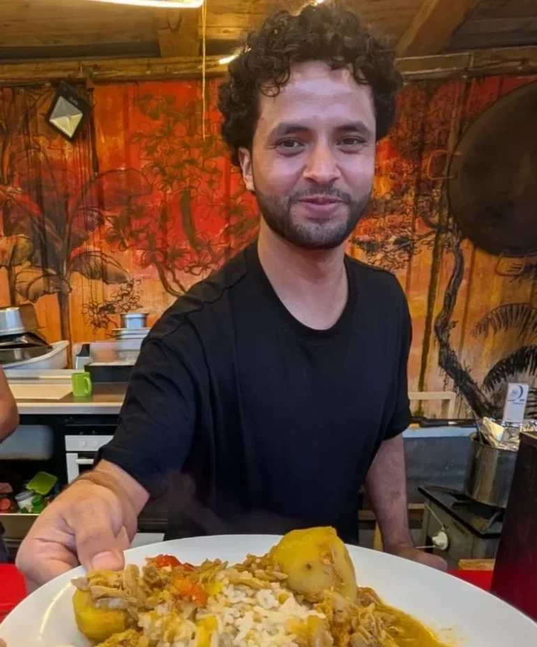 Gawad serviert selbst gekochtes Essen