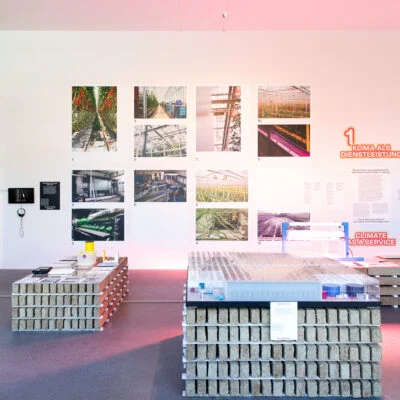Ausstellungsraum mit Fotografien an der Wand