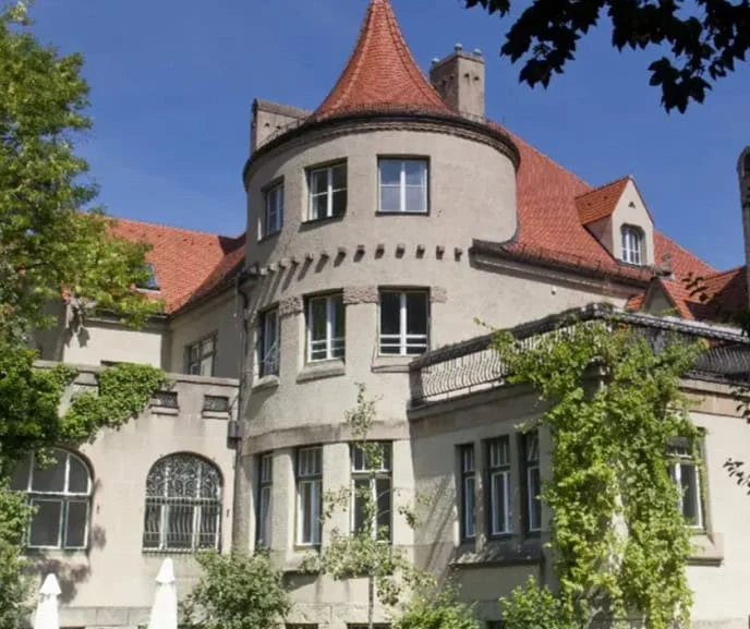 Seidlvilla mit Turm und rotem Ziegeldach
