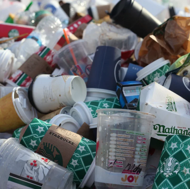 Berg aus Einwegbechern und Verpackungsmüll