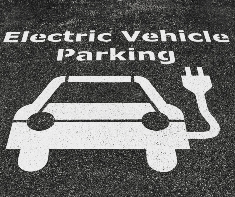 Bodenmarkierung „Electric Vehicle Parking“ mit Auto- und Steckersymbol
